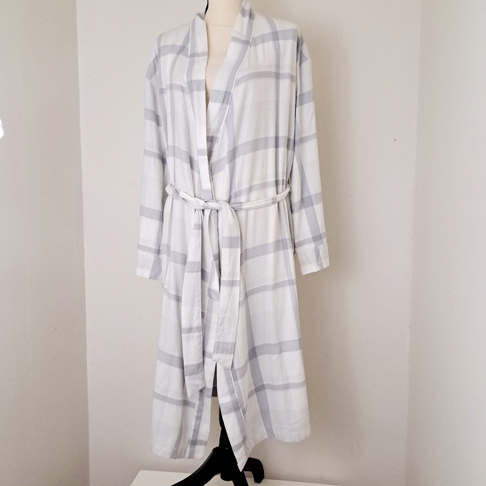 Star Above Women's Robe In White and Grey Plaid Size M/L